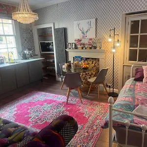 Appartement Georgian At Thomas Street Double Bedroom And Two Single Trundle Beds